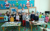 Przedszkolaki słuchają o ptakach