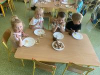 dzieci jedzą pierogi