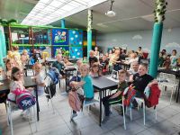 dzieci się bawią