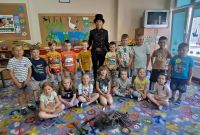 dzieci na spotkaniu z panią kominiarz