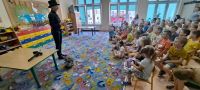 dzieci na spotkaniu z panią kominiarz