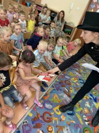 dzieci na spotkaniu z panią kominiarz