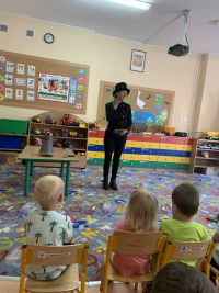 dzieci na spotkaniu z panią kominiarz