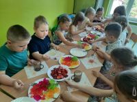dzieci robią desery z galaretek