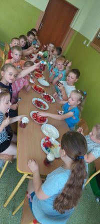 dzieci robią desery z galaretek