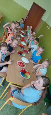 dzieci robią desery z galaretek