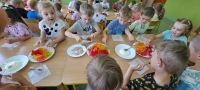dzieci robią desery z galaretek