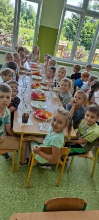 dzieci robią desery z galaretek