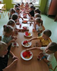 dzieci robią desery z galaretek