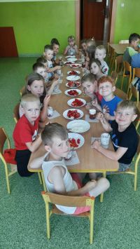 dzieci robią desery z galaretek