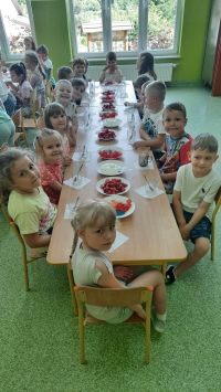 dzieci robią desery z galaretek