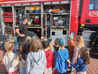 dzieci poznają sprzęt strażacki