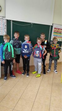 dzieci obchodzą Dzień Tornistra