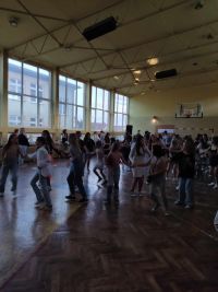 uczniowie biorą udział w dyskotece