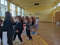 uczniowie biorą udział w dyskotece