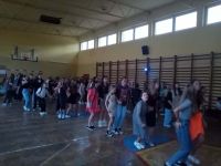 uczniowie biorą udział w dyskotece