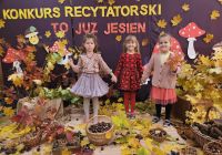 Dzieci biorą udział w konkursie recytatorskim