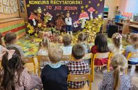Dzieci biorą udział w konkursie recytatorskim