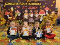 Dzieci biorą udział w konkursie recytatorskim