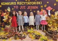 Dzieci biorą udział w konkursie recytatorskim