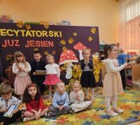 Dzieci biorą udział w konkursie recytatorskim