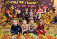 Dzieci biorą udział w konkursie recytatorskim