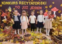 Dzieci biorą udział w konkursie recytatorskim