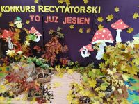 Dzieci biorą udział w konkursie recytatorskim