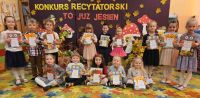 Dzieci biorą udział w konkursie recytatorskim