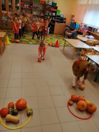 Dzieci obchodzą Dzień Dyni