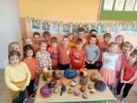 Dzieci obchodzą Dzień Dyni