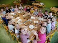 Dzieci pieką ciasteczka na zajęciach kulinarnych