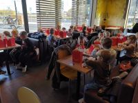 Dzieci w restauracji McDonald's