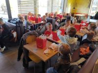 Dzieci w restauracji McDonald's