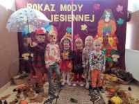 Dzieci na pokazie mody jesiennej