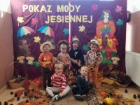 Dzieci na pokazie mody jesiennej