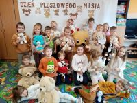 Dzieci obchodzą Dzień Pluszowego Misia