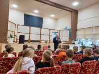 Dzieci uczestniczą w spotkaniu autorskim