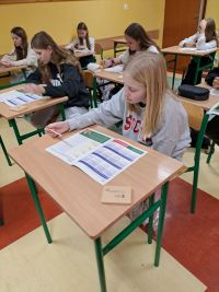 Dzieci uczestniczą w lekcji o funduszach