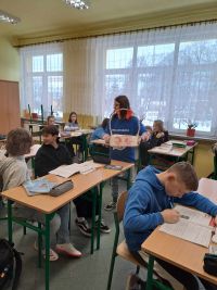 Wolontariusze częstują cukierkami