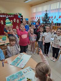 Wolontariusze częstują cukierkami
