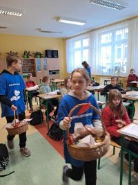 Wolontariusze częstują cukierkami