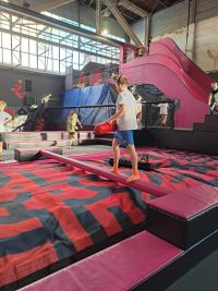 Dzieci skaczą w parku trampolin