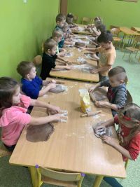 Dzieci pieką i dekorują pierniczki