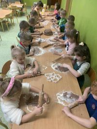 Dzieci pieką i dekorują pierniczki