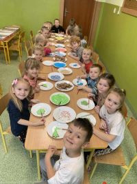 Dzieci pieką i dekorują pierniczki