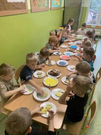 Dzieci pieką i dekorują pierniczki