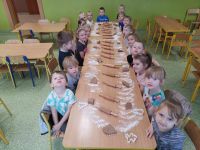 Dzieci pieką i dekorują pierniczki