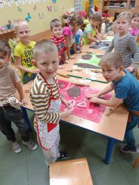 Dzieci pieką i dekorują pierniczki