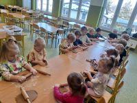 Dzieci pieką i dekorują pierniczki